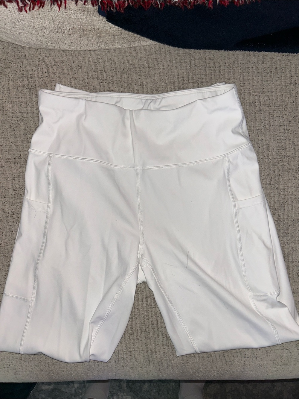 High-Rise White Performance Leggings with Side Pockets
